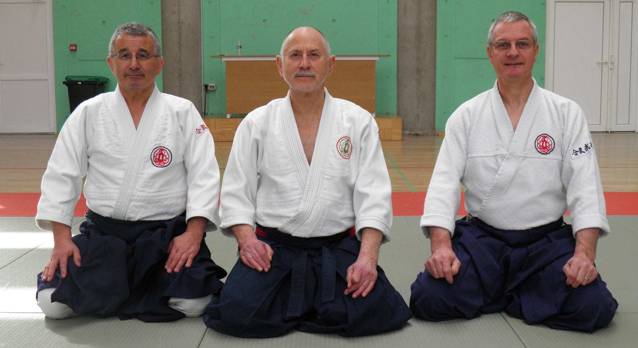 En 2017, en position « seiza » de gauche à droite : Jean CAVARELLI (7e Dan Aïkibudo, Délégué Technique Fédéral Aïkibudo FFAAA), Alain FLOQUET (9e Dan Aïkibudo, fondateur de l'Aïkibudo) et Paul-Patrick HARMANT (7e Dan Aïkibudo, Délégué Technique National Adjoint Aïkibudo FFAAA)